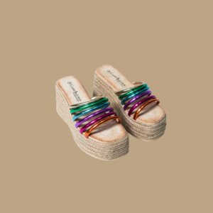 Siente la brisa del verano con nuestras Alpargatas Altea, una explosión de color, altura y comodidad. Su plataforma de esparto natural estiliza sin esfuerzo, mientras las tiras multicolor añaden ese toque divertido y moderno que transforma cualquier look. Perfectas para tus días de sol, escapadas o simplemente para brillar donde vayas. Con diseño artesanal y alma alegre, la Altea no es una alpargata más... es tu nuevo imprescindible.