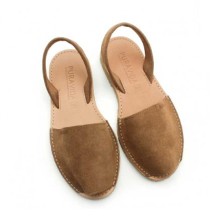 Menorquinas de ante beige para mujer modelo Conil, calzado artesanal con diseño tradicional español.