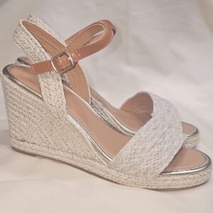 Alpargatas con cuña de yute, banda cruzada en lino beige y pulsera camel con detalles dorados – modelo Cadaqués.