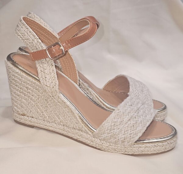 Alpargatas con cuña de yute, banda cruzada en lino beige y pulsera camel con detalles dorados – modelo Cadaqués.