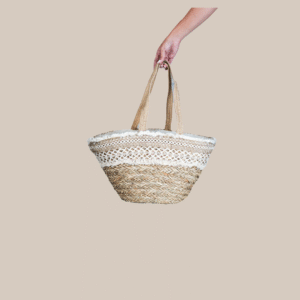Capazo artesanal con banda de encaje hecho a mano en España – bolso de palma estilo boho