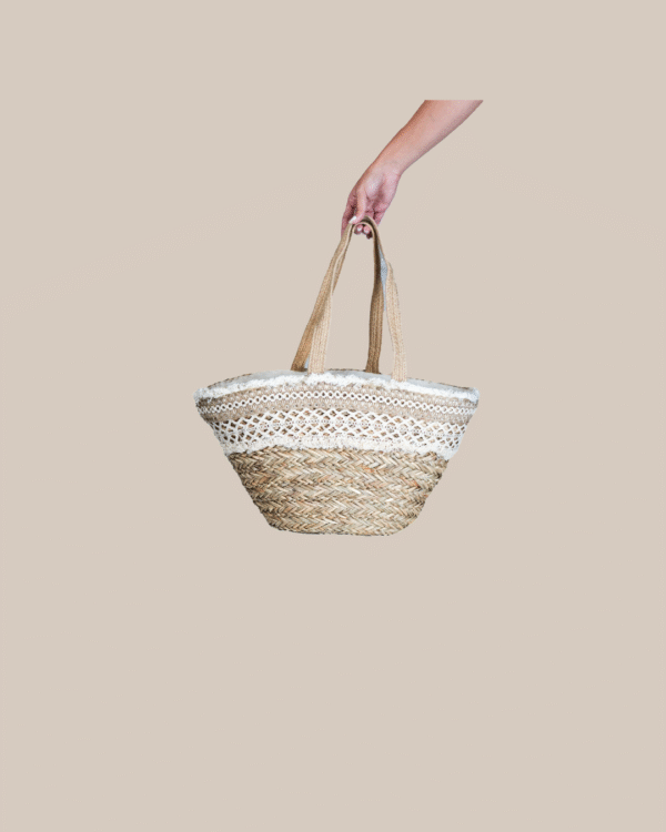 Capazo artesanal con banda de encaje hecho a mano en España – bolso de palma estilo boho