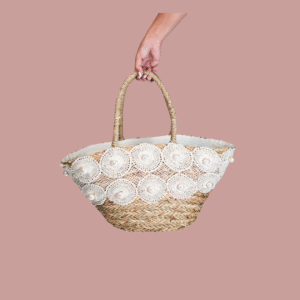 Cada vez que llevas el capazo Níjar, llevas contigo siglos de tradición. Este tipo de bolso, conocido por generaciones, ha sido siempre un emblema de los pueblos del sur. Lo usaban las mujeres para ir al mercado, para recoger flores, para guardar secretos. Hoy lo llevas tú, renovado, elegante, preparado para las fotos más bonitas de tu verano.