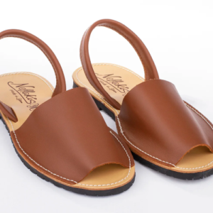 "Menorquina de piel marrón estilo tradicional para mujer, hecha en España con suela flexible y diseño atemporal"