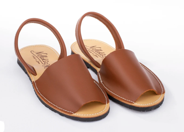 "Menorquina de piel marrón estilo tradicional para mujer, hecha en España con suela flexible y diseño atemporal"