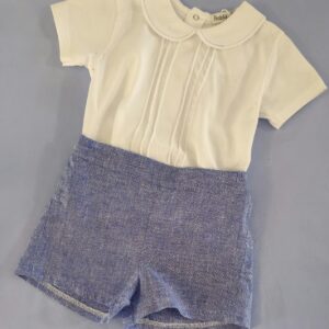 Conjunto para bebé niño con camisa blanca y short azul de lino. Ideal para ocasiones especiales y días de verano. Disponible desde 3 hasta 24 meses. Hecho en España con materiales suaves y de alta calidad.