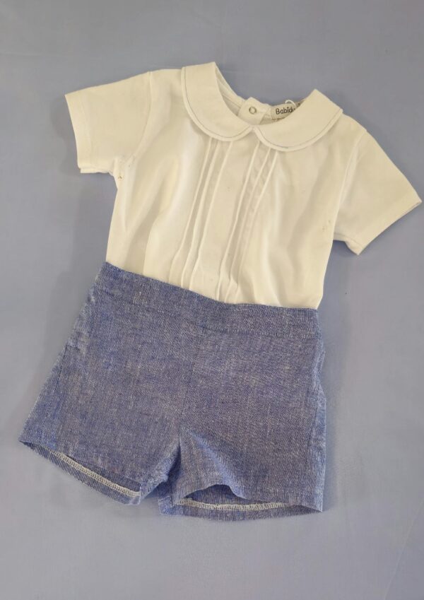 Conjunto para bebé niño con camisa blanca y short azul de lino. Ideal para ocasiones especiales y días de verano. Disponible desde 3 hasta 24 meses. Hecho en España con materiales suaves y de alta calidad.